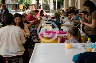 women kniting in the street of bucharest
